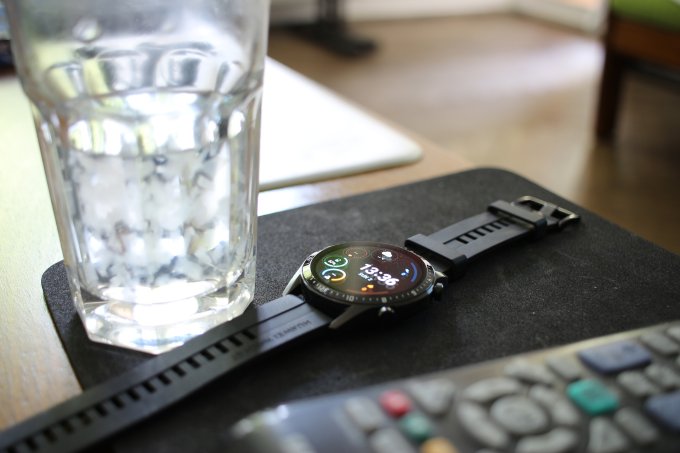 Smartwatch na stoliku